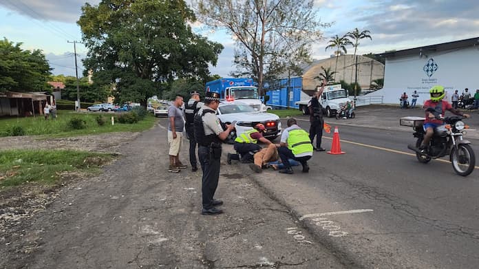Dos heridos tras choque entre taxi y moto en San Andrés Tuxtla