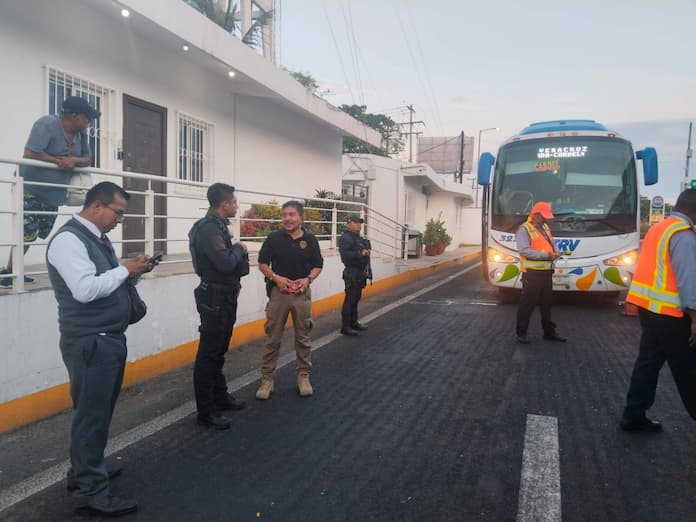Autobús de pasajeros atropella a policía del IPAX en autopista Cardel-Veracruz