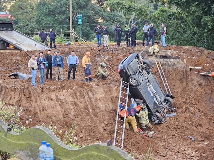Automovilista f@llece al caer a un socavón