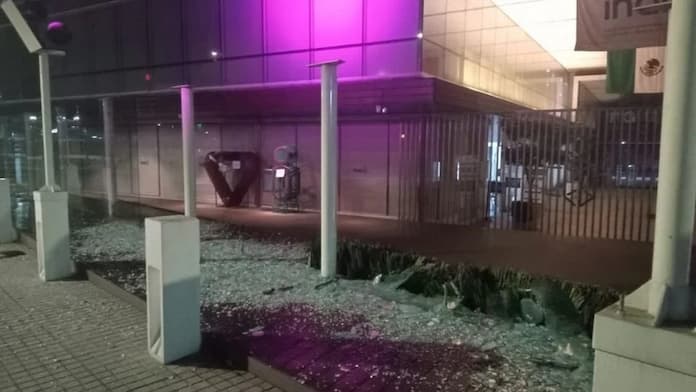 Vandalismo en el INAI: Así fue el ataque a la fachada del organismo en la CDMX