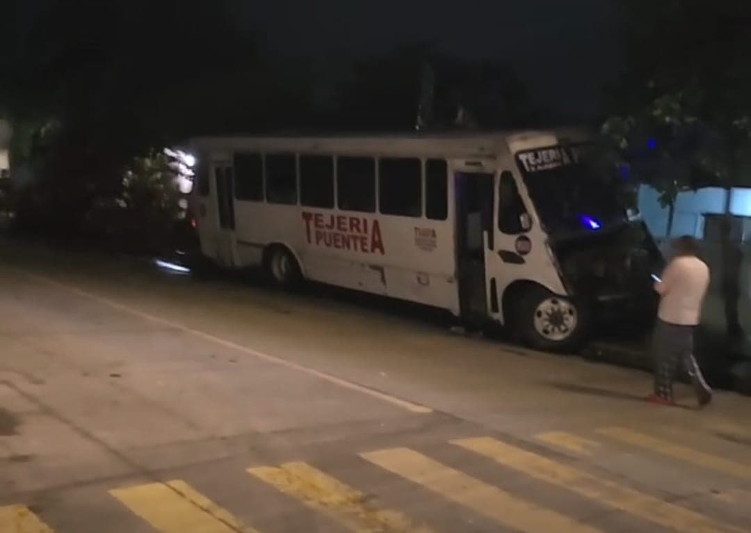 Camión urbano se queda sin frenos y choca contra casa en Las Amapolas, en Veracruz