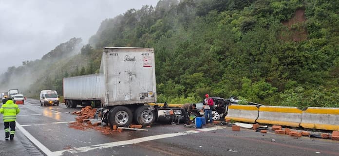 Choque por alcance en cumbres de Maltrata deja un persona lesionada