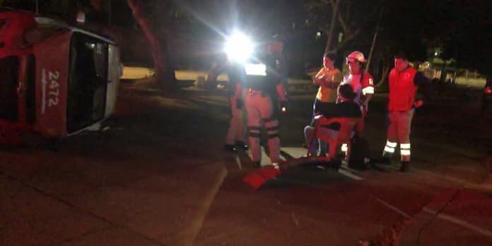Dos les1onados tras choque y volcadura en Coatzacoalcos
