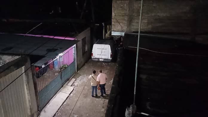 £jecut@n a tres hombres y una mujer