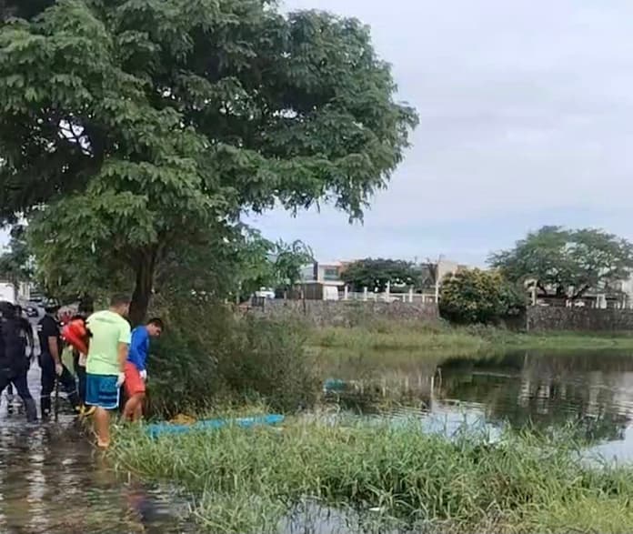 Encuentran una persona sin v1da flotando en la laguna ilusión en Veracruz.