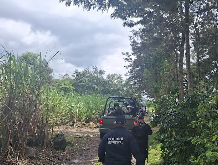 Hallan cuerpø de mujer encobijada en camino de terracería, en Chocamán