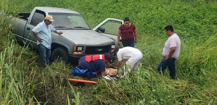 Joven gravemente herido tras volcadura en la carretera Cosamaloapan