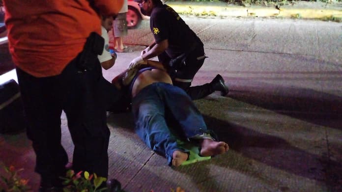 Motociclista derrapó casi 10 metros tras caer en un bache