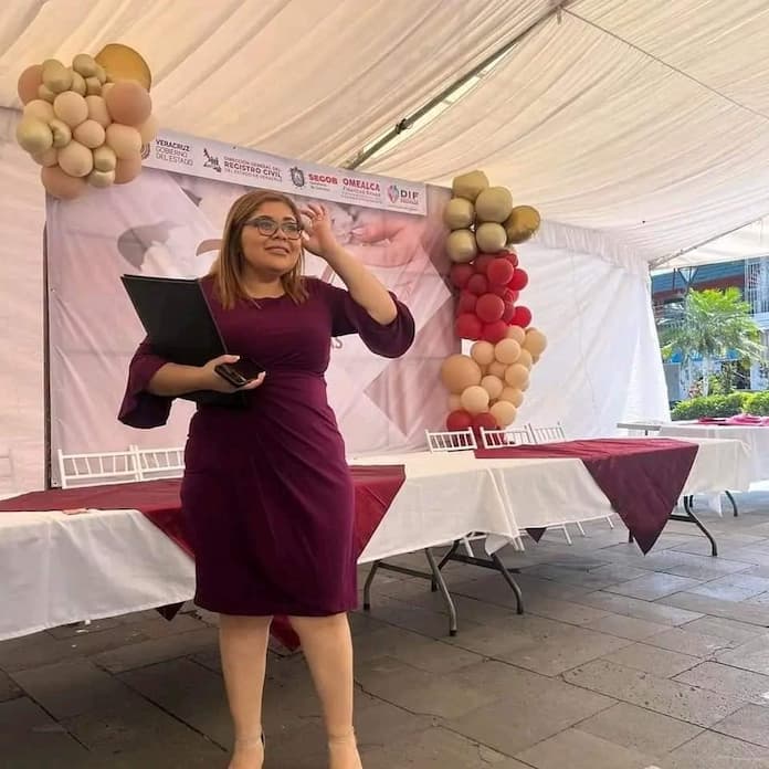 Mu€re encargada del registro civil en volcadura en Omealca