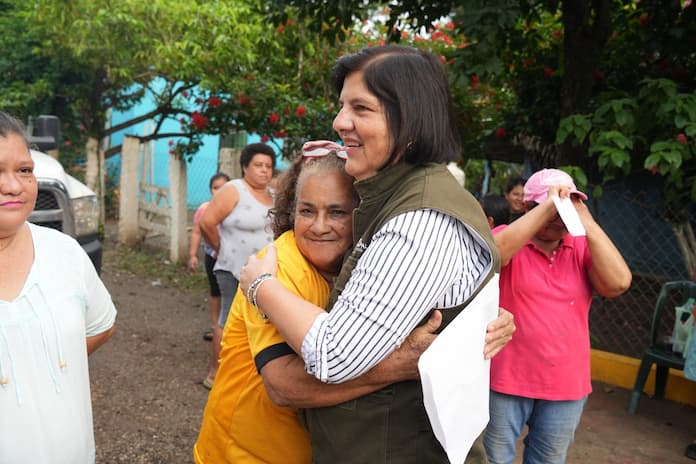 Alcaldesa y DIF de San Andrés Tuxtla llevan apoyo humanitario a afectados por las lluvias en Lauchapan