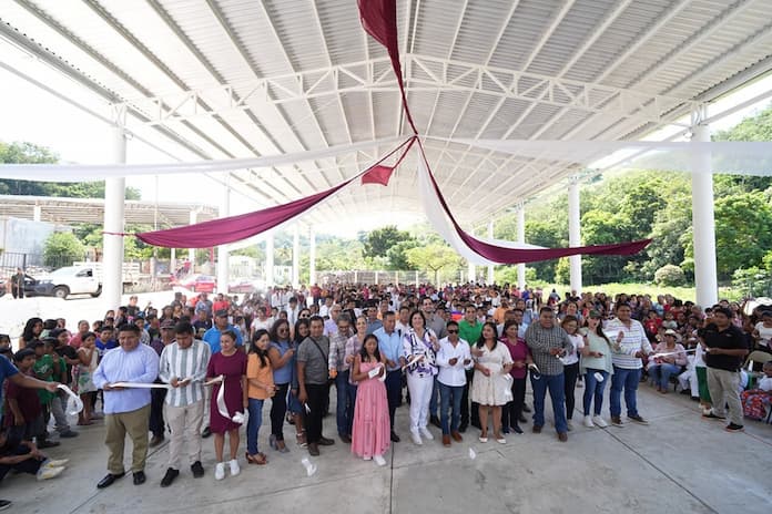 Inaugura alcaldesa de San Andrés Tuxtla, domo en Plaza Cívica de Texcaltitan.