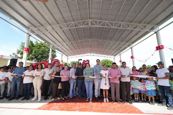 Alcaldesa de San Andrés Tuxtla inaugura domo en Telesecundaria de Ocelota