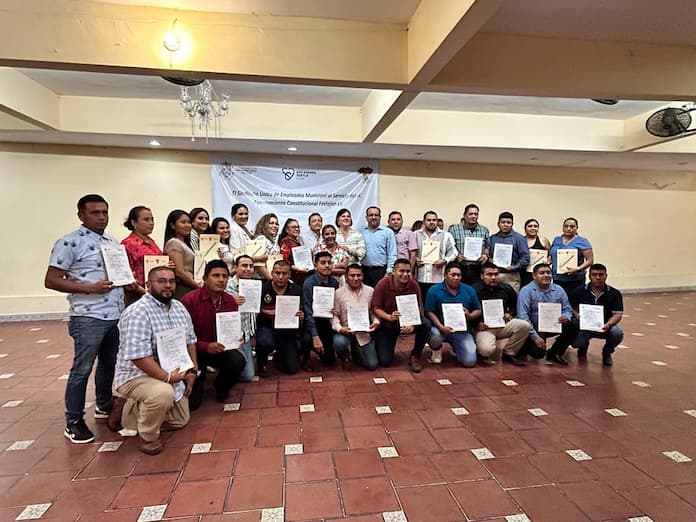 Alcaldesa de San Andrés entrega reconocimientos a empleados sindicalizados con más años de servicio