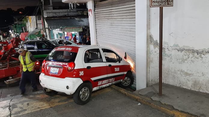 Taxi se queda sin fresnos y arrolla a persona y choca contra negocio, en San Andrés Tuxtla