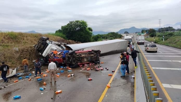 Volcadura de tráiler deja 5 personas lesionadas