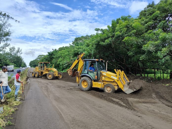 En Catemaco realizan levantamiento de arena sobre la carretera 180
