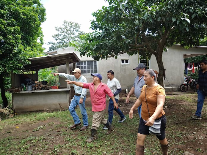 Alcalde de Catemaco y Diputado Juan Javier Gómez Cazarin visitan y entregan comunidades afectadas por las lluvias