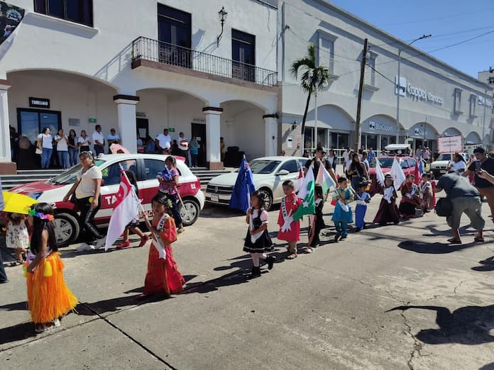 Preescolares de Catemaco conmemoran con desfile el Día de las Naciones Unidas