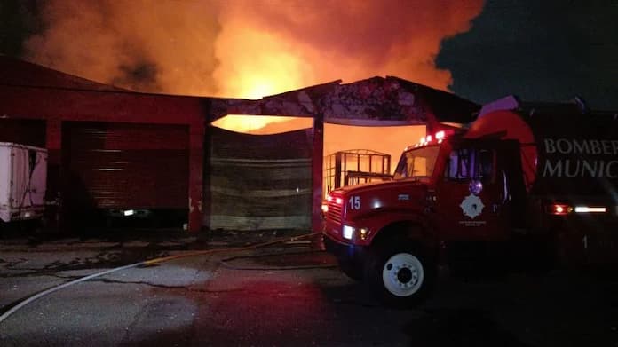 Fuerte incendio consume bodega en Veracruz