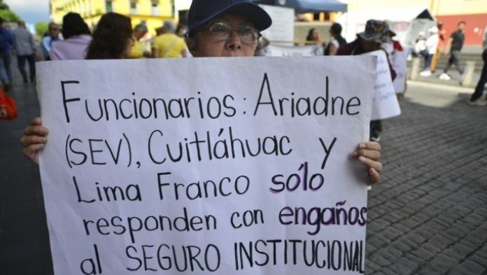 Jubilados exigen se contrate aseguradora para pago de póliza de seguro institucional