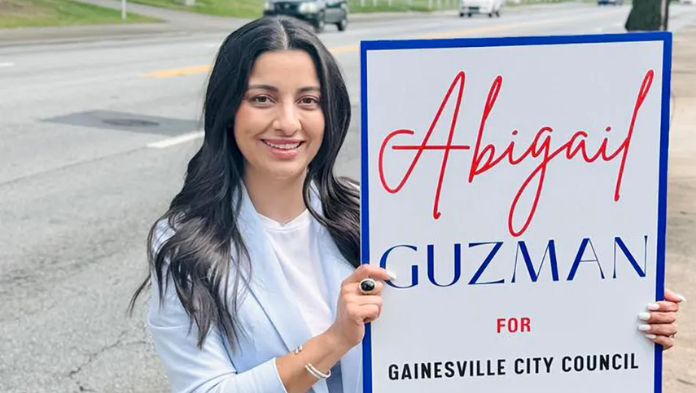 Mexicana hace historia como primera latina concejala en la ‘Capital mundial del pollo’