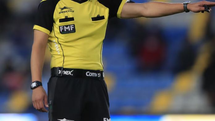 Árbitro designado en Clásico Regio no habría estado por contratar acompañante que lo drogó y asaltó