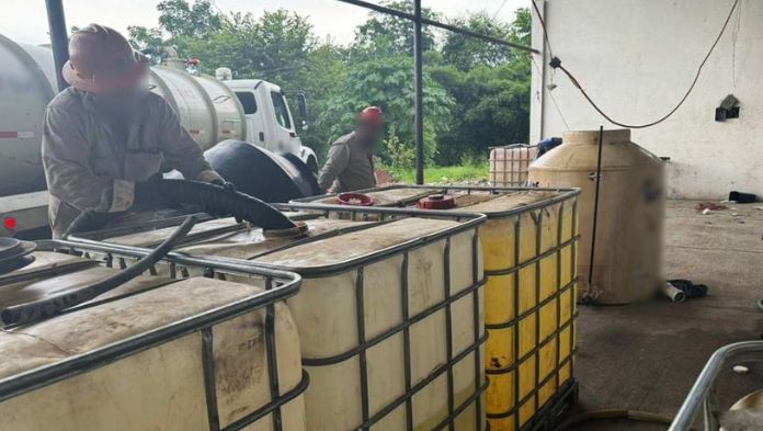 FGR asegura en Alvarado barco con 44 mil litros de diesel robado