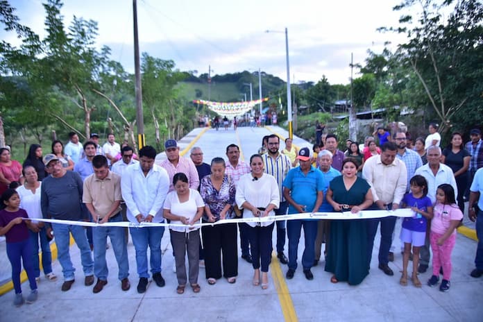 Inaugura alcaldesa de Santiago Tuxtla obras en la localidad de Chininiapan