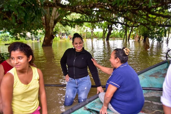 Alcaldesa de Santiago Tuxtla continúa recorriendo y entregando apoyos a damnificados