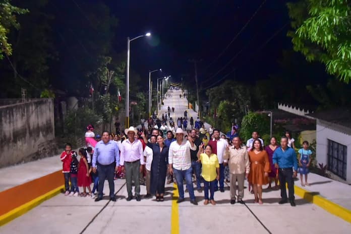 Inauguran pavimentación en la calle Francisco I. Madero, en Santiago Tuxtla