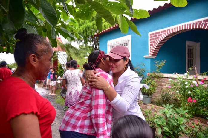 Continúa alcaldesa de Kristel Hernández Topete visitando a familias y colonias damnificadas