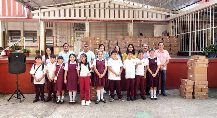 Alcaldesa y regidores de San Andrés Tuxtla entregan desayunos fríos en primaria Josefa Ortiz de Domínguez