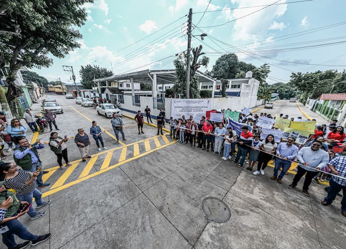 Inaugura alcaldesa de San Andrés Tuxtla, pavimentación de circuito vial en Calería