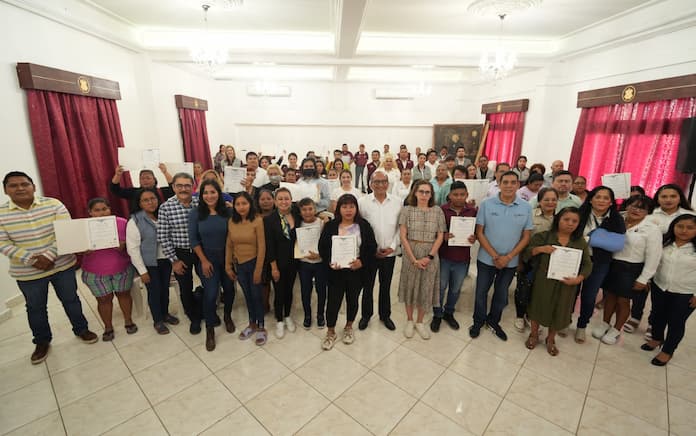 Preside alcaldesa de San Andrés Tuxtla, entrega de certificados en la reunión a alfabetizados del programa PROABIM en coordinación con el IVEA