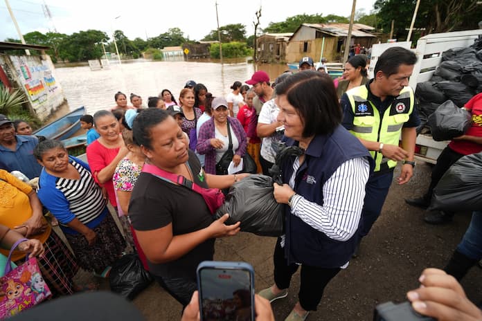 Autoridades municipales de San Andrés Tuxtla llevan ayuda humanitaria a damnificados en Galeras
