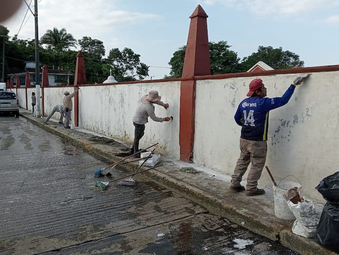 Mantenimiento en el Panteón Municipal en víspera del Día de Muertos