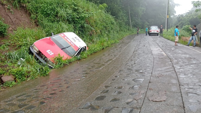 Termina lesionado tras caer a una hondonada con su taxi, en San Andrés Tuxtla