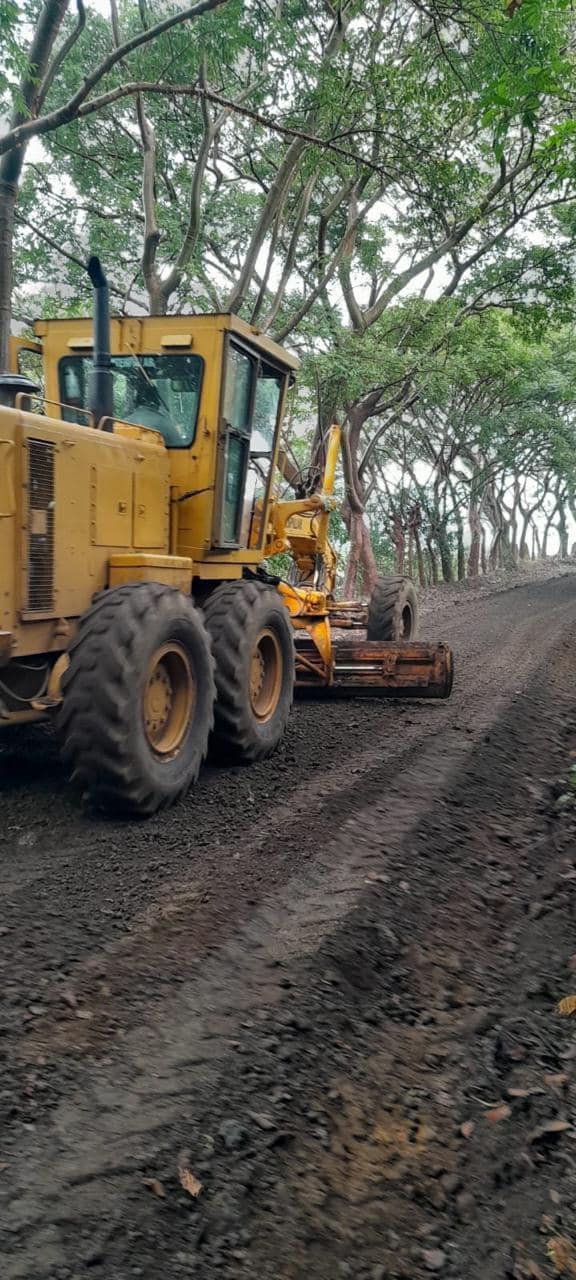 Continúa la rehabilitación de caminos en Catemaco afectados por las lluvias