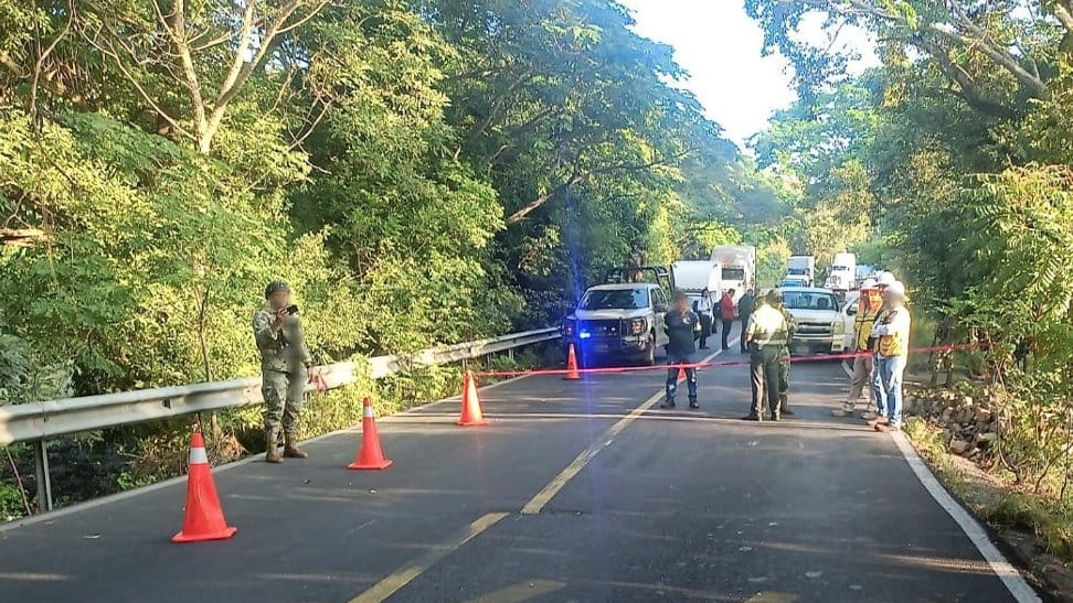 Socavón provocó el cierre total de carretera Poza rica-Veracruz