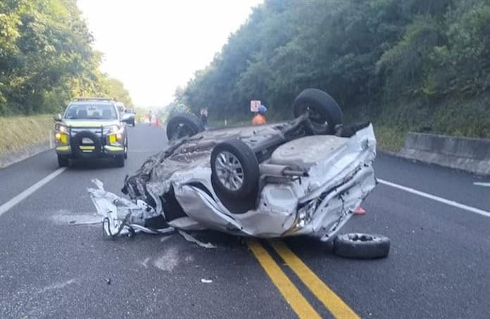 Aparatosa volcadura en carretera deja un les1onado en Tihuatlán, en Veracruz