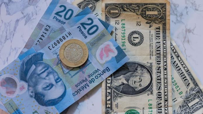 Peso mexicano abre con caída de más del 2 % frente al dólar tras victoria de Trump
