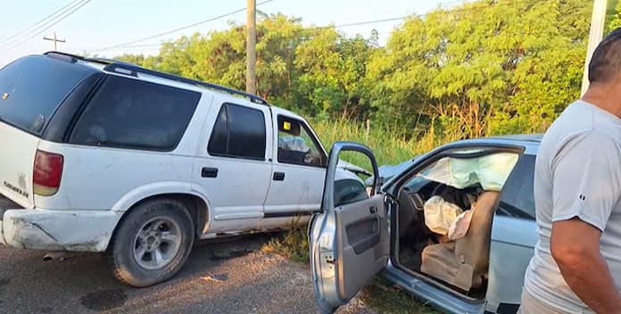 Camioneta invade carril y destroza auto a la altura de la termoeléctrica, en Tuxpan