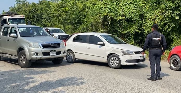 Choque deja dos menøres les1onados y daños materiales