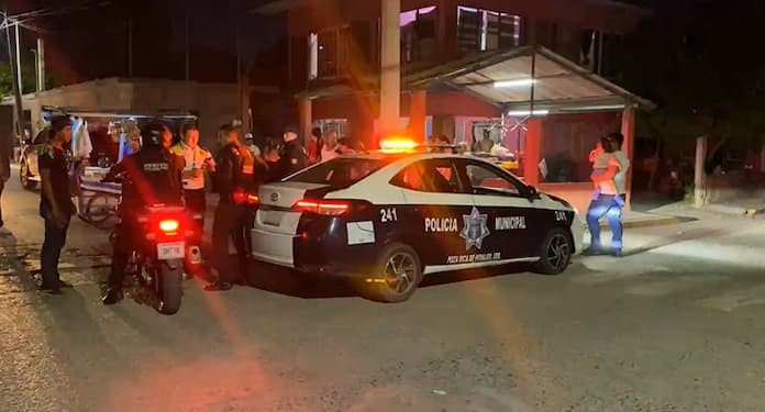 Ciclista es embestido por carro y lo deja a su suerte