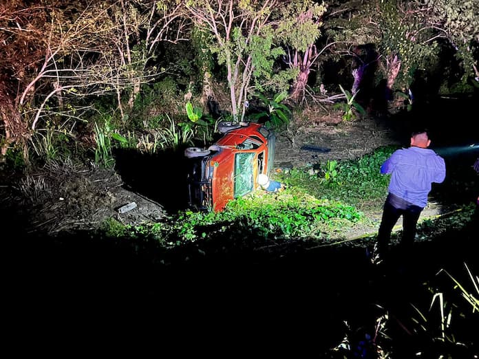 Conductor mu€r€ tras volcadura en San Juan Evangelista