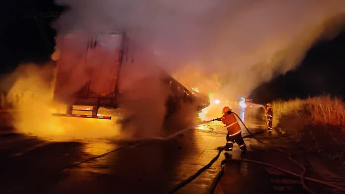 Corto circuito provoca incendio de tractocamión sobre la autopista Cosoleacaque – Nuevo Teapa