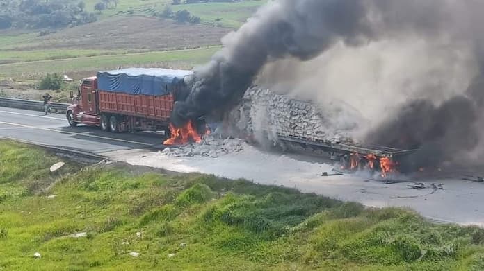 Dos c@lc1nados tras 1ncend1arse tráiler en autopista Puebla-Orizaba