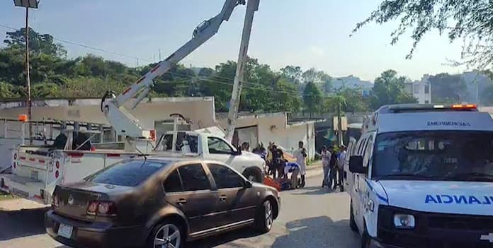 Empleado municipal les1onado tras caer de varios metros de alturas en Tantoyuca