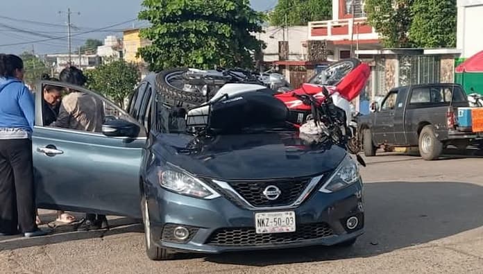 Otra mas de motociclistas: Motocicleta acaba arriba del medallón de un automóvil tras impactarse