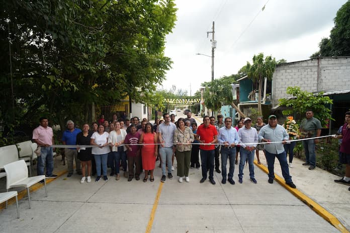 ‪Inaugura alcaldesa de San Andrés Tuxtla, pavimentación en la calle Matamoros de Ranchoapan